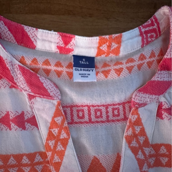 [NWT] Old Navy Short-Sleeve Textured V-Neck Top Women, S Tall, Red/Orange Geo - Picture 4 of 5